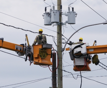 Elektrycy pracujący przy przyłączach